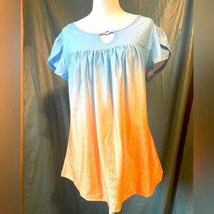 NWT. Ombré ladies top